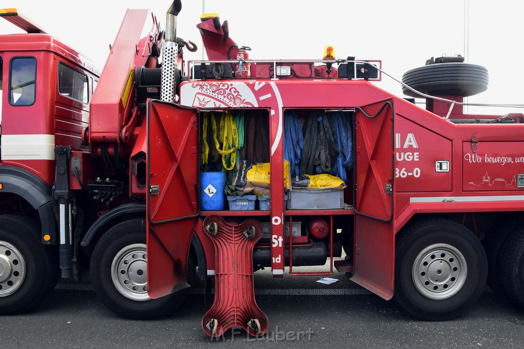 Schwerer LKW VU PKlemm A 4 Rich Olpe auf der Rodenkirchener Bruecke P331.JPG - Miklos Laubert